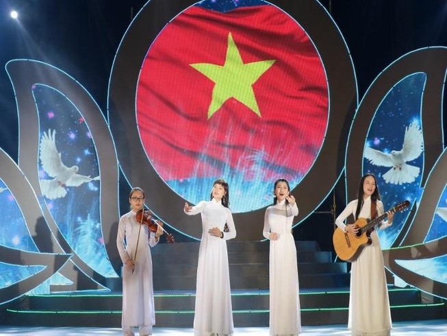 Lắng đọng cảm xúc cầu truyền hình 'Muôn vàn tình thương yêu'