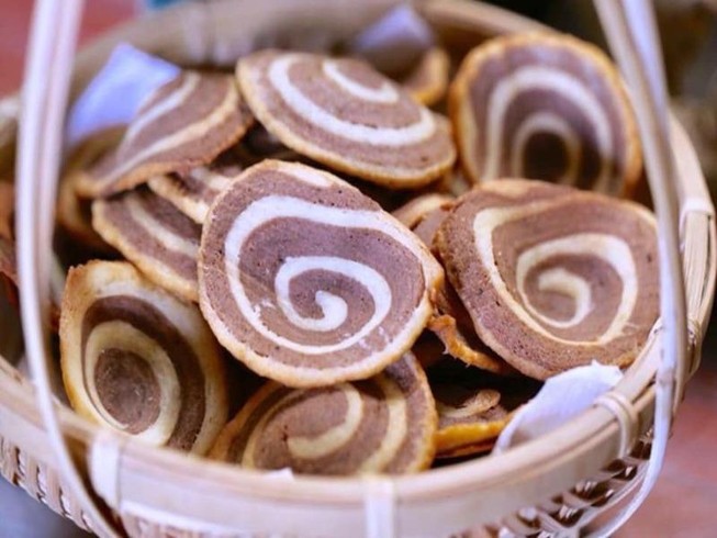 Độc đáo món bánh tai heo chiên 2 màu đen trắng
