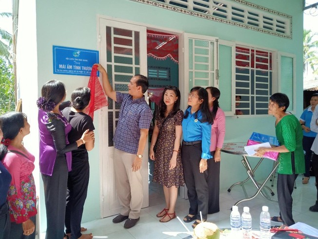 'Có cái nhà, nằm dưới đất, không cần giường chiếu cũng vui'