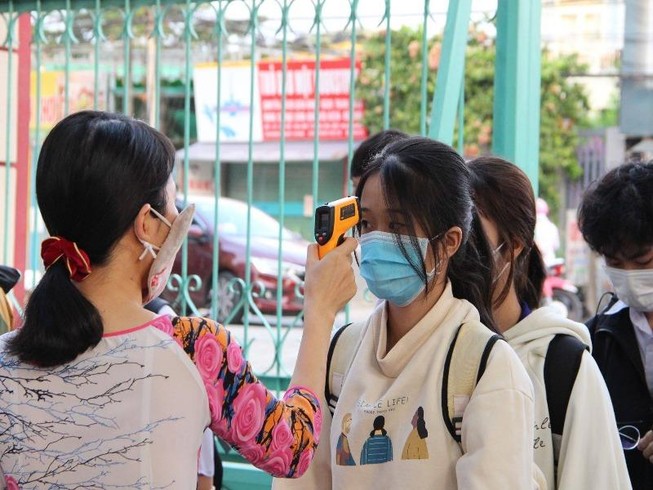 Học sinh kín mít khẩu trang trong ngày đầu quay lại trường