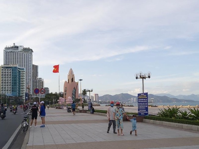 Người dân dạo chơi, thể dục trước quảng trường 2-4, TP. Nha Trang