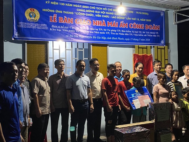 'Cảm ơn cán bộ cho tui một mái nhà'