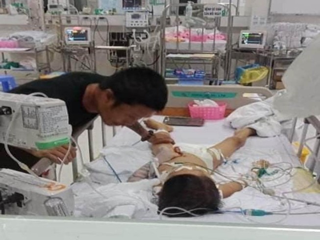 Bé 7 tuổi hôn mê sâu sau mổ lấy đinh nẹp xương đã mất