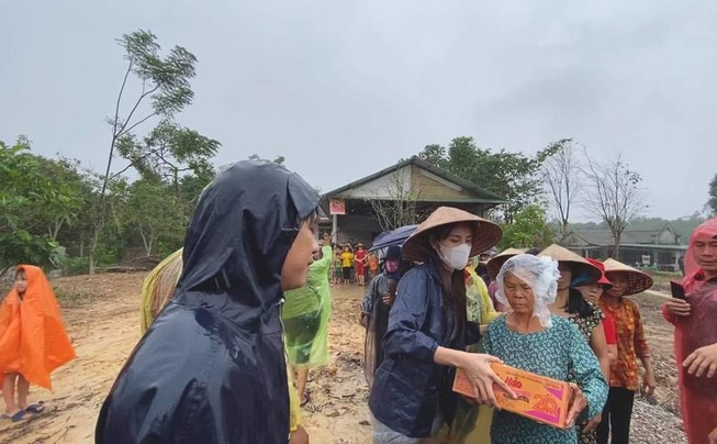 Thủy Tiên làm từ thiện và phản biện xã hội