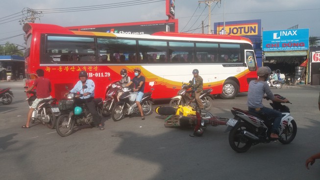 Cuốn vào bánh xe, người phụ nữ bị cán nát chân