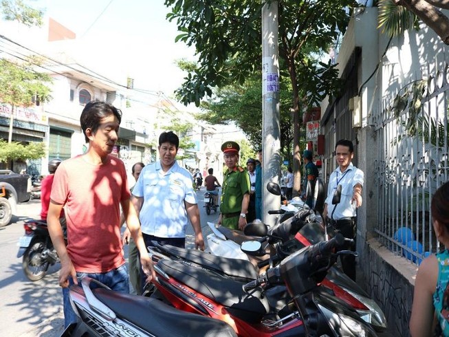 Nhẹ nhàng nhắc nhở trước khi phạt vi phạm vỉa hè