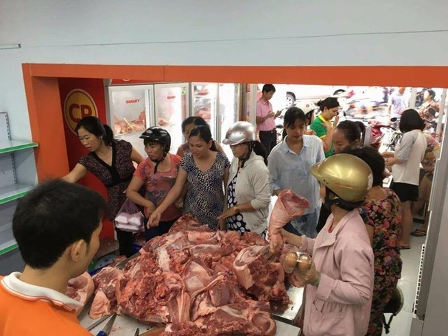3 ngày, người Sài Gòn 'giải cứu' 11 tấn thịt heo
