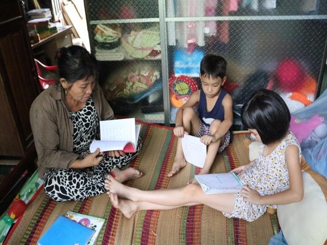 Doanh nhân 'cho thuê trai' giúp đỡ hai bé đến trường
