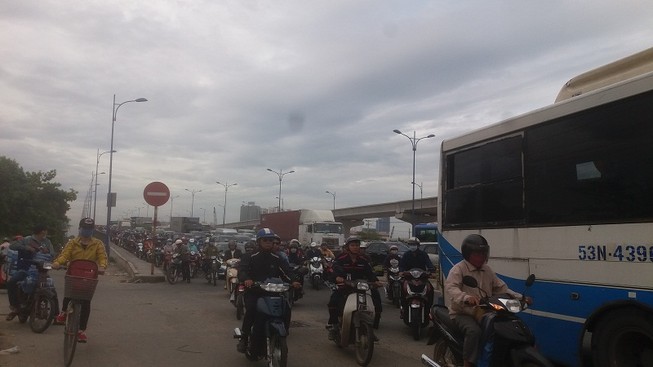 Ùn ứ nặng trên xa lộ Hà Nội