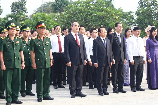  Lãnh đạo TP.HCM dâng hương tưởng nhớ các anh hùng liệt sĩ