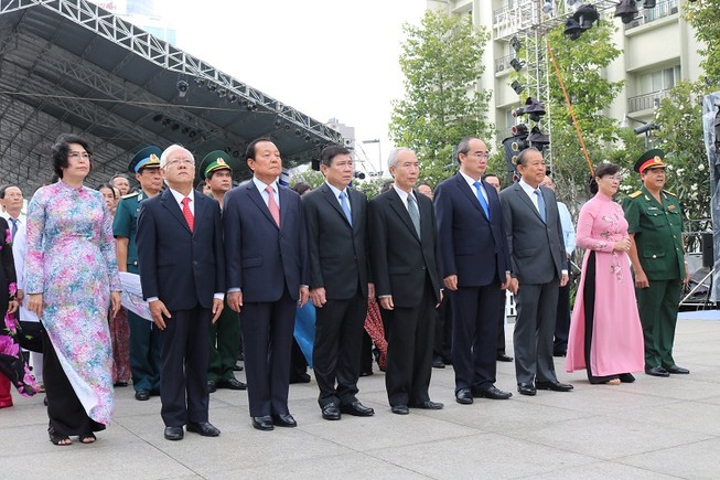 Lãnh đạo TP.HCM dâng hương, dâng hoa lên Chủ tịch Hồ Chí Minh