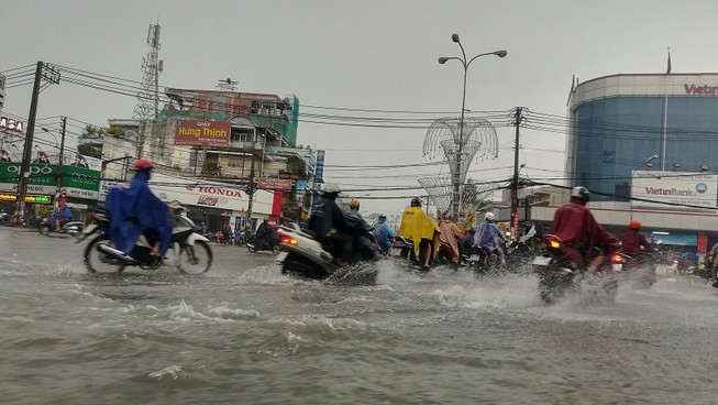 Đường ở Thủ Đức ngập nặng, tạo trũng nước sâu sau mưa lớn
