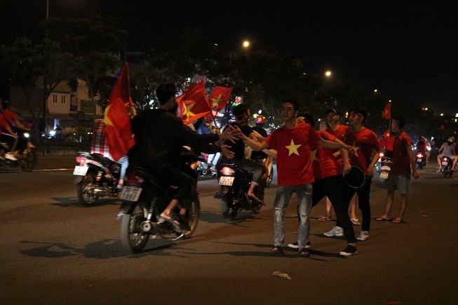 Ngoại thành TP.HCM 'nổ tung' sau chiến thắng của Việt Nam