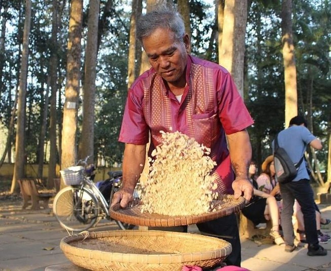 Về Trà Vinh trải nghiệm làm cốm dẹp cùng người Khmer