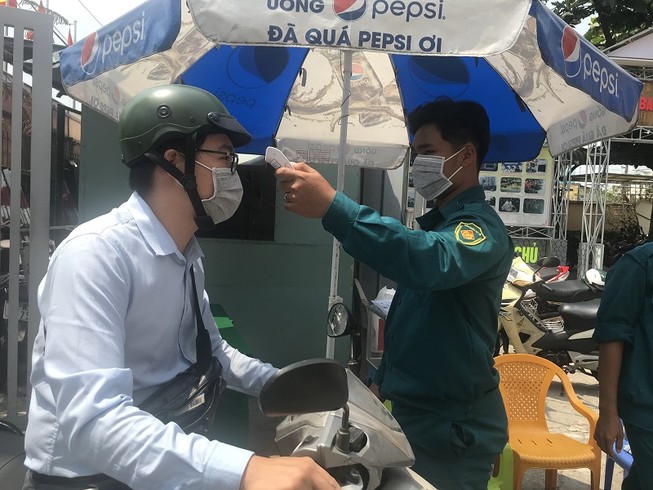 Dân gọi cán bộ phường hỏi điểm mua khẩu trang chống COVID-19