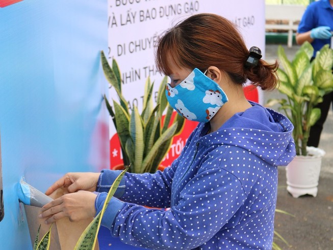 50 tấn gạo cho người nghèo tại ATM gạo Thủ Đức trong ngày đầu