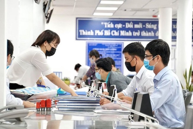 Ngày đầu nới lỏng giãn cách: Cán bộ làm xuyên trưa phục vụ dân