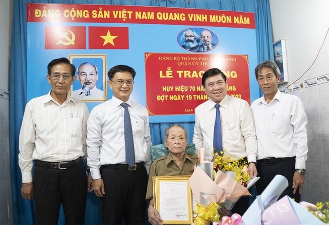 Vinh dự nhận huy hiệu 70 năm tuổi Đảng nhân sinh nhật Bác Hồ