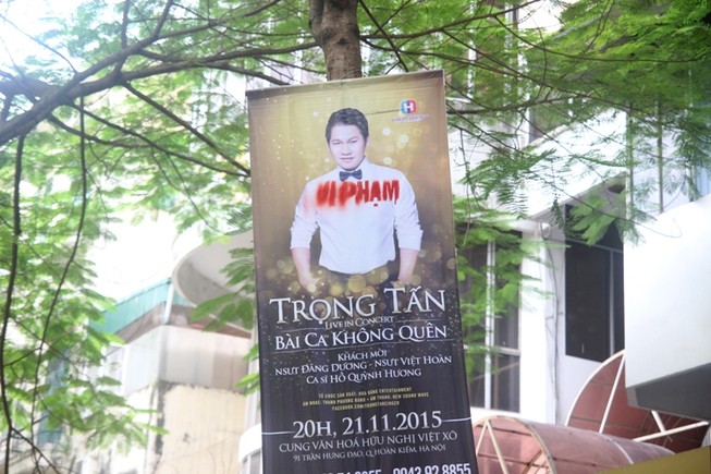 Băng rôn quảng cáo Đàm Vĩnh Hưng bị đóng dấu 'vi phạm'
