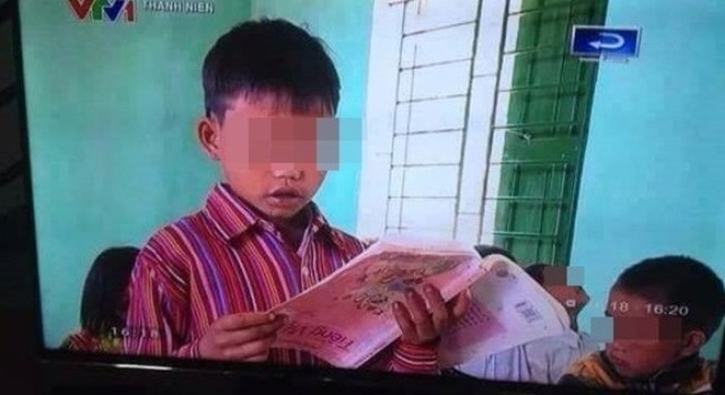 Vụ đọc sách ngược: Do bìa sách bị dán ngược