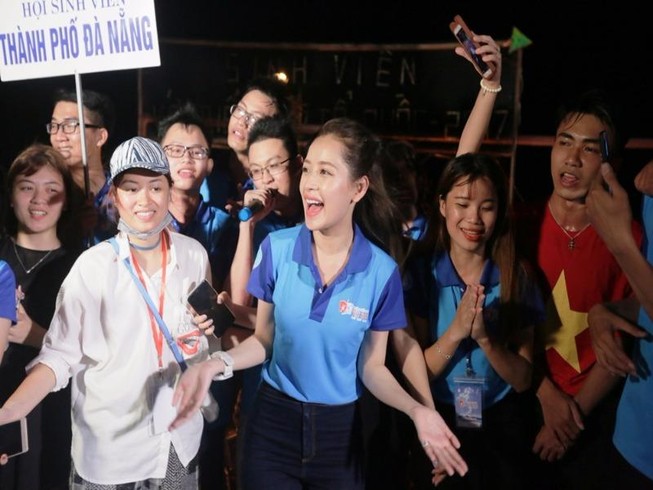 Chi Pu rạng ngời tận tay trao cờ Tổ quốc cho ngư dân