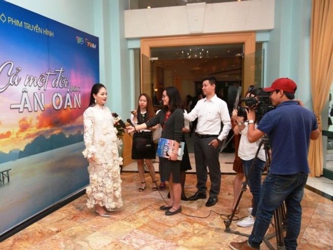 Lan Phương diễn cảnh điên loạn, đập phá khi mang bầu