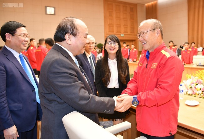 Thủ tướng: Tiền thưởng các cầu thủ phải công khai, minh bạch