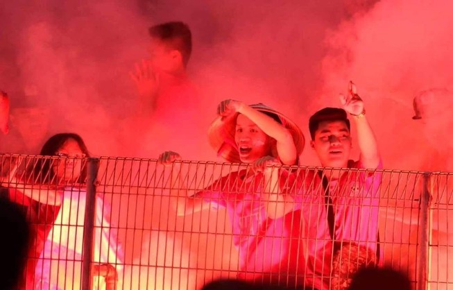 Kỷ luật nghiêm hiện tượng đốt pháo sáng trên sân Hàng Đẫy