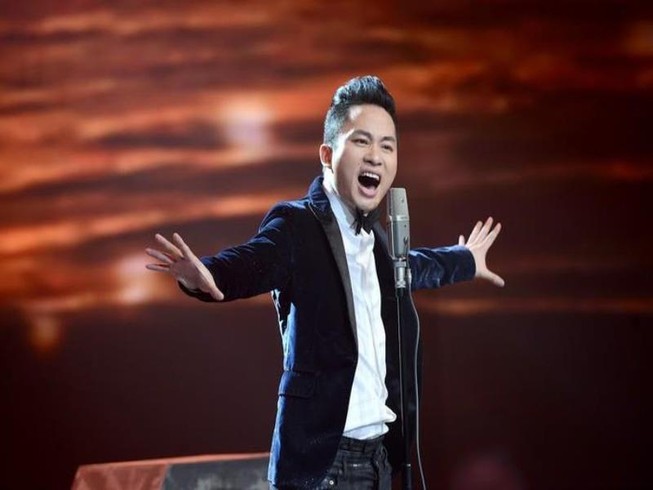 Ca sĩ Tùng Dương hát rock với dàn nhạc giao hưởng