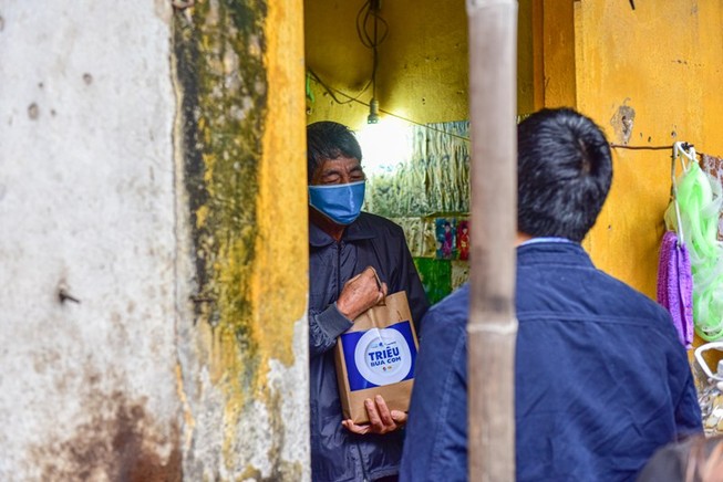 'Xóm chạy thận' chộn rộn vì được trao thực phẩm tận tay