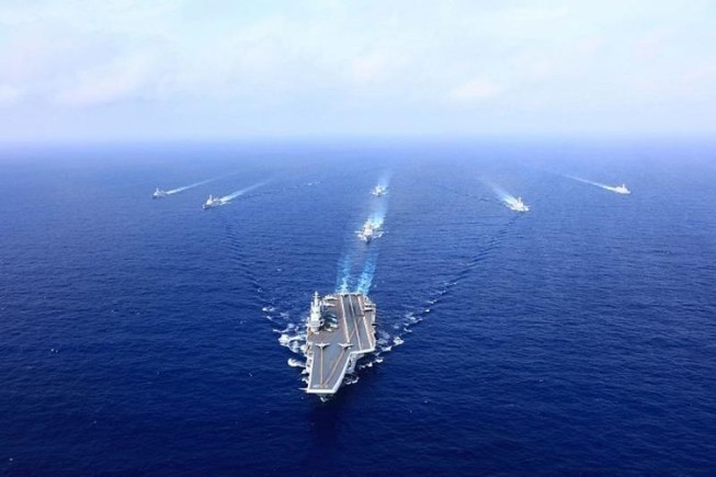 Tàu sân bay Liêu Ninh của Trung Quốc tại Biển Đông. Ảnh: Bloomberg