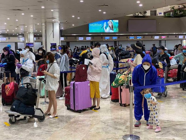 Gần 200 công dân Việt Nam từ Philippines về nước