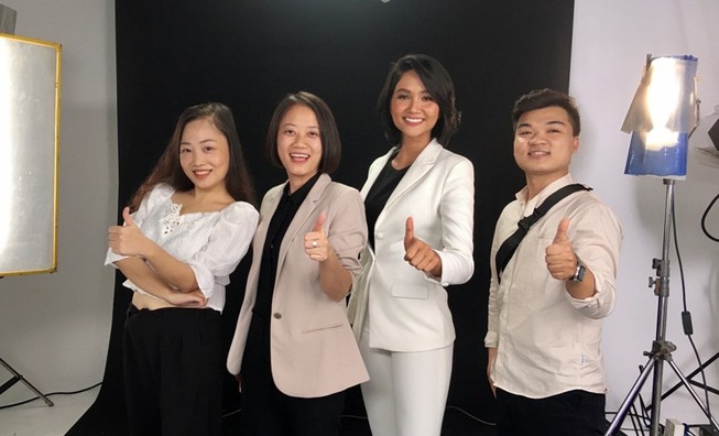 Hoa hậu Hoàn vũ H'hen Niê tuyên truyền về chống buôn bán người