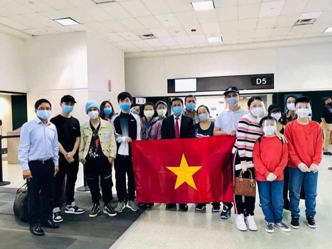 Hàng trăm công dân từ Nhật Bản và Mỹ về nước