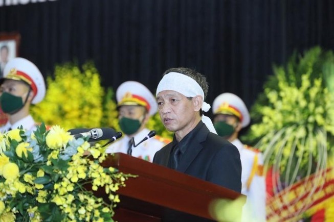 Đại diện gia đình, ông Lê Minh Diễn, con trai nguyên Tổng Bí thư Lê Khả Phiêu, phát biểu tại lễ truy điệu. Ảnh: VGP