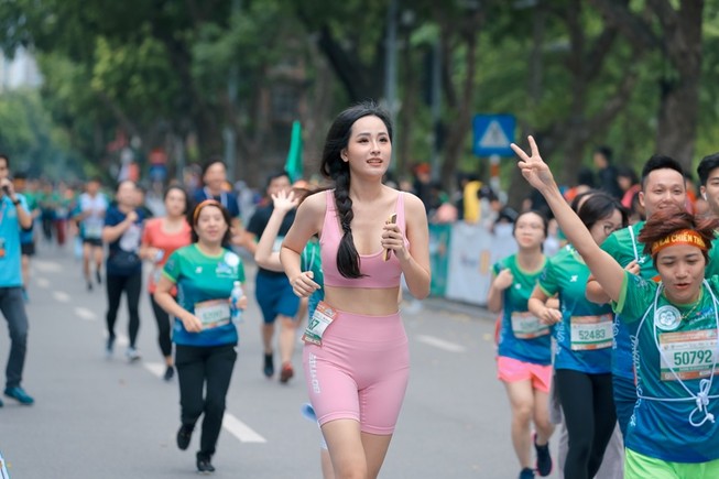 Hoa hậu Mai Phương Thúy sải bước trên đường chạy