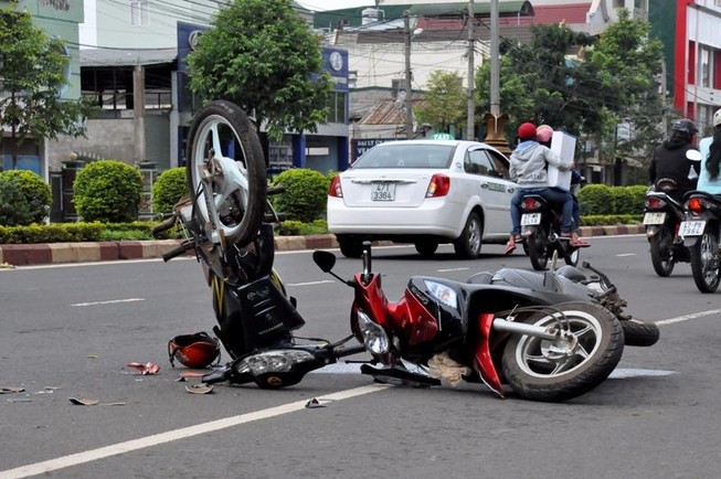 Gây tai nạn giao thông khi không có GPLX, xử sao?