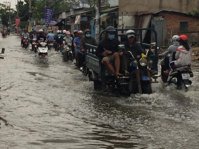 Triều cường lên cao, người Sài Gòn vất vả về nhà