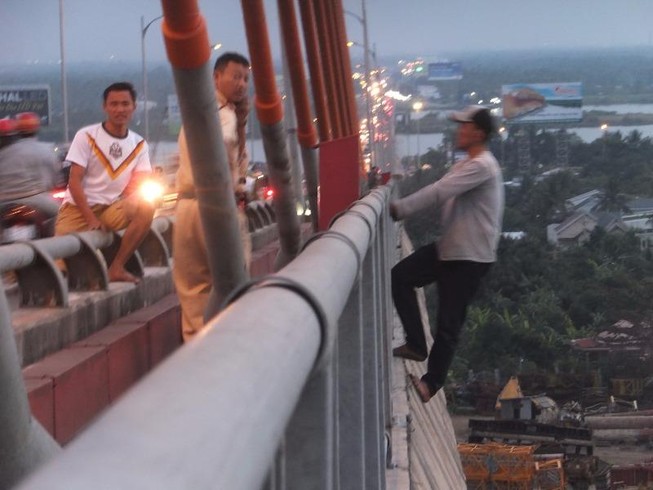 Thanh niên nghi ngáo đá đu lan can cầu Rạch Miễu