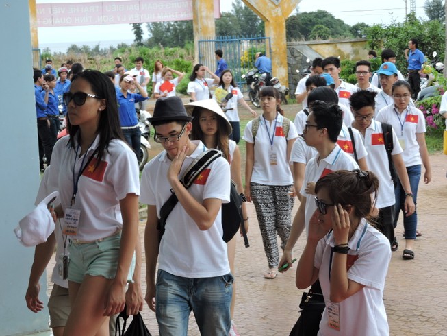 Hàng ngàn khách 'chen chân' du xuân đảo Lý Sơn