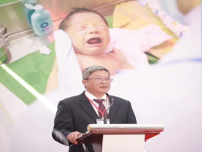 Thứ trưởng Bộ y tế Nguyễn Trường Sơn phát biểu tại lễ ký kết. Ảnh; BTC