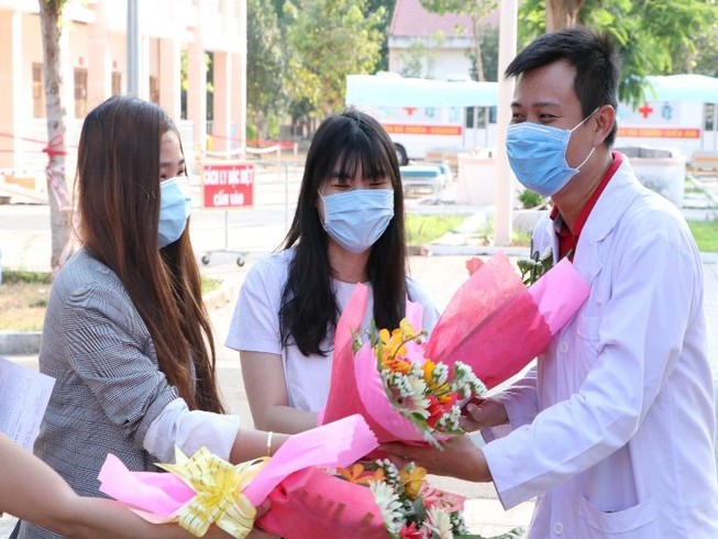 Các bệnh nhân tặng hoa, cảm ơn đội ngũ y bác sĩ tại Bệnh viện dã chiến Củ Chi. Ảnh: Nguyễn Tân