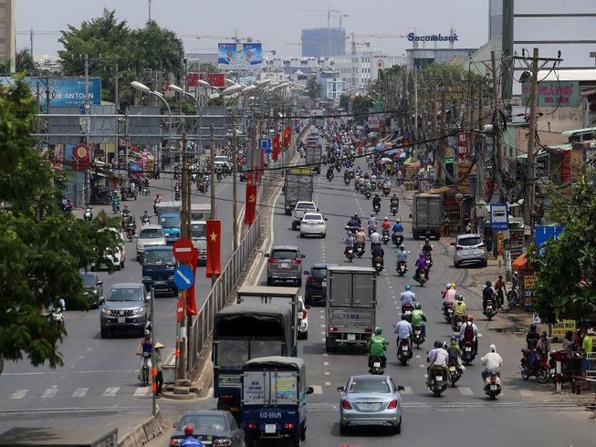 Đường phố tại TP.HCM đông đúc trở lại sau ngày 22-4. Ảnh: Hoàng Giang