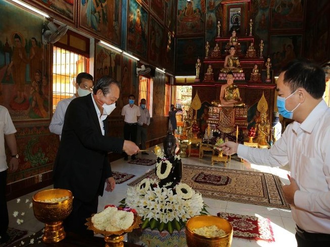 Phó Thủ tướng Trương Hòa Bình thực hiện nghi lễ tắm Phật truyền thống của Phật giáo Nam tông Khmer trong dịp Tết cổ truyền Chôl Chnăm Thmây. Ảnh: VGP/Mạnh Hùng