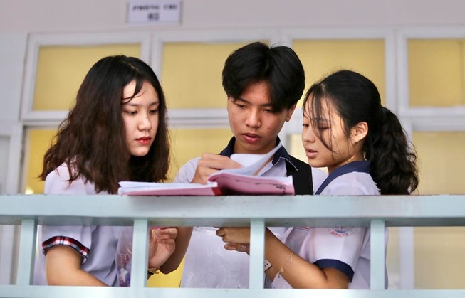 Thí sinh thi vào lớp 10 tại điểm thi THCS Đống Đa, quận Bình Thạnh. Ảnh: Hoàng Giang