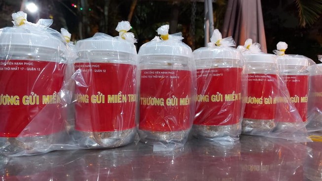 Xóm công viên Hạnh Phúc làm chà bông 'thương gửi miền Trung'