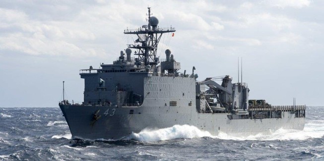 Tàu USS Fort McHenry. Ảnh: US NAVY