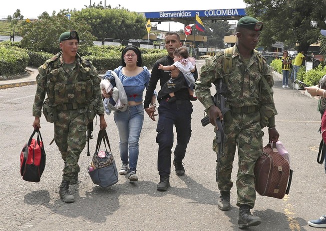 Gần 1.000 binh lính, cảnh sát đào ngũ khỏi Venezuela