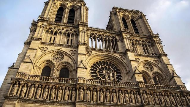 So sánh Nhà thờ Đức Bà Paris trước và sau vụ cháy