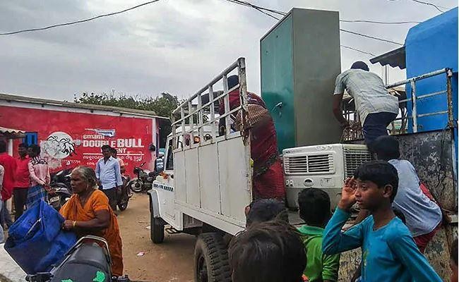 Siêu bão đổ bộ, hàng trăm triệu dân Ấn Độ sơ tán